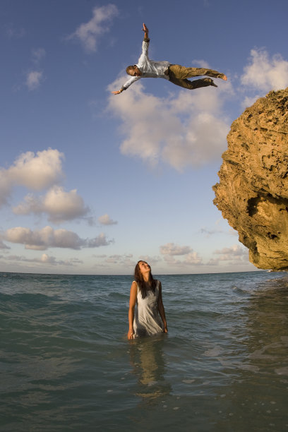 新婚夫妇在婚礼当天，宽角度图片下载