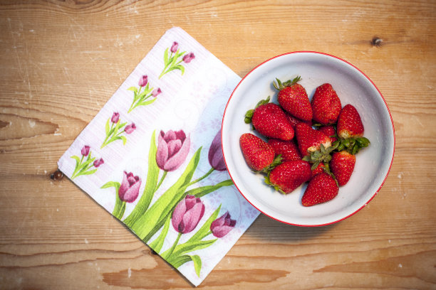 碗里的草莓图片下载