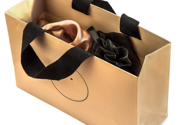 礼品包装上隔离白色。图片下载