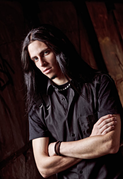 特写的长头发英俊的年轻人图片下载