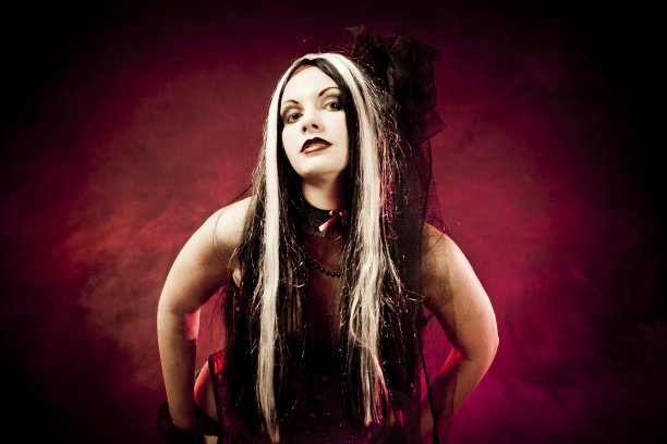 哥特式女孩在紧身衣，拍摄在红色背景图片下载