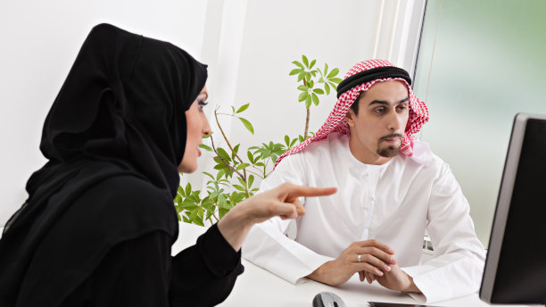 阿拉伯商务夫妇图片下载