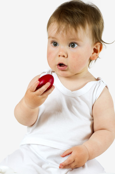 男孩拿着一个红鸡蛋。图片下载