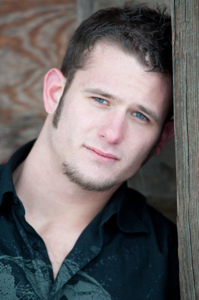 男孩靠在隔板上图片下载