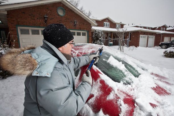 清理车上积雪的人图片下载