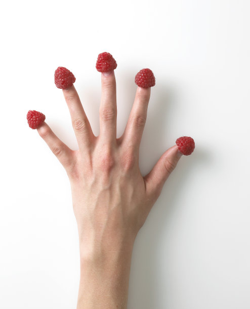 将覆盆子放在所有手指上图片下载