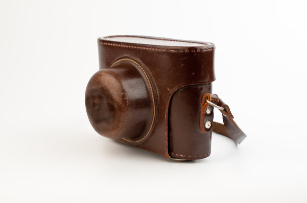 旧皮革相机盒棕色带子白色背景图片下载