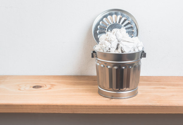 木架上的不锈钢垃圾桶里的碎纸图片下载