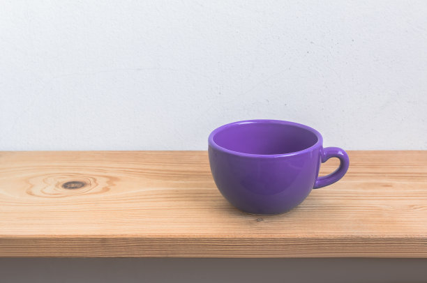 木架子上的紫罗兰杯图片下载