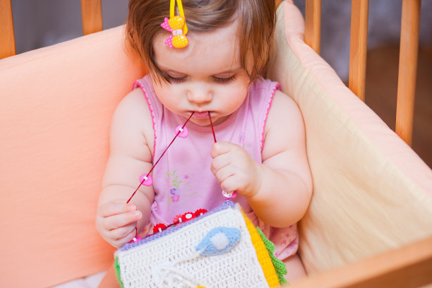 婴儿床里的小女孩图片下载