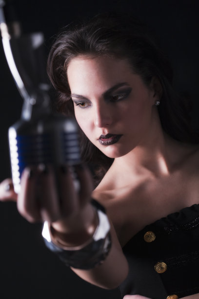 布鲁斯歌手拿着一个旧麦克风图片下载