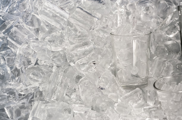 一杯冰在冰的背景图片下载