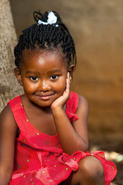 可爱的非洲女孩的脸。图片下载