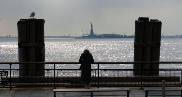 在自由女神像附近的一个女人图片下载
