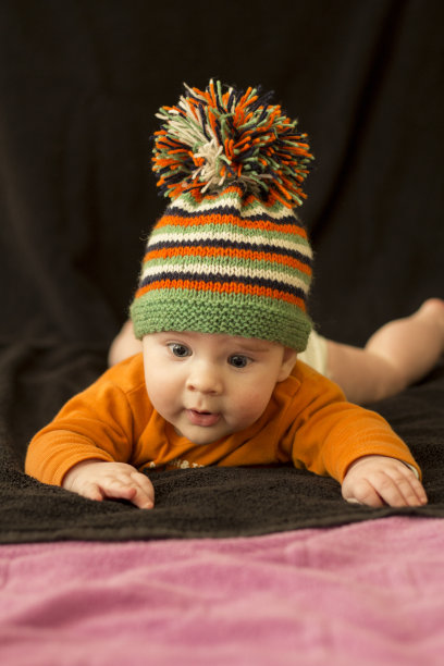 冬天的帽子和绒球图片下载