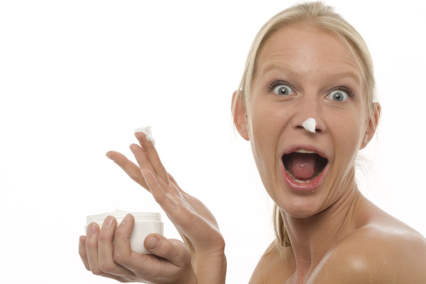 女人玩保湿霜图片下载