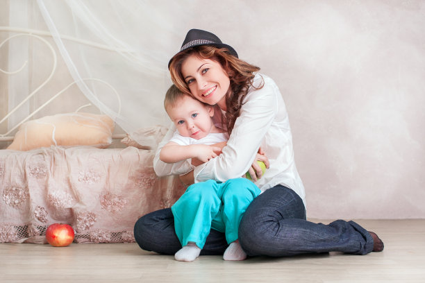 妈妈和儿子玩图片下载