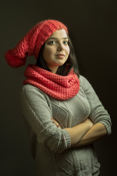 穿着冬天衣服的漂亮女孩。影棚拍摄图片下载
