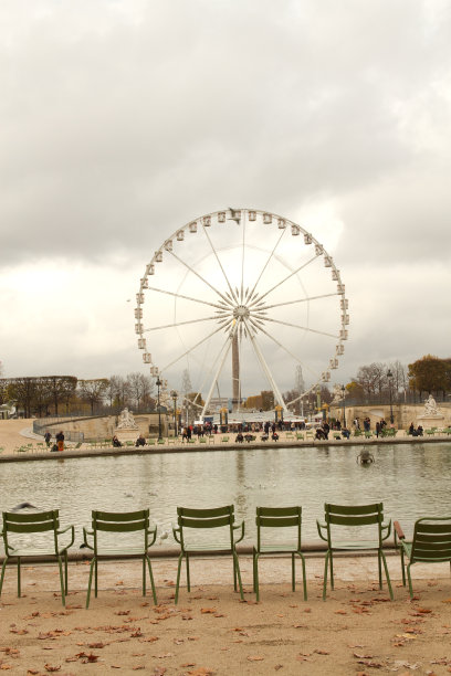 卢浮宫附近的秋天。图片下载