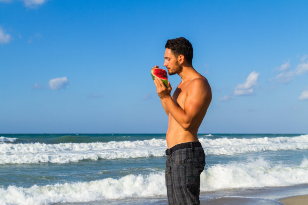 夏日沙滩上的帅哥图片下载