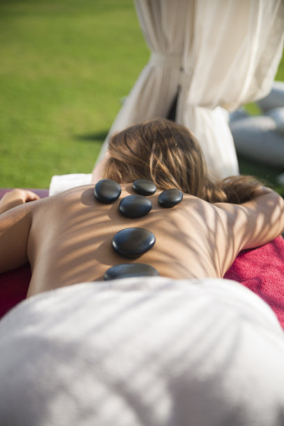 在水疗中心放松的女人图片下载