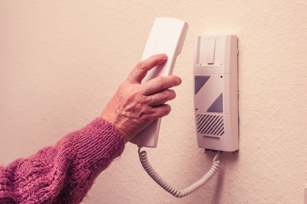 老妇人接听对讲机图片下载