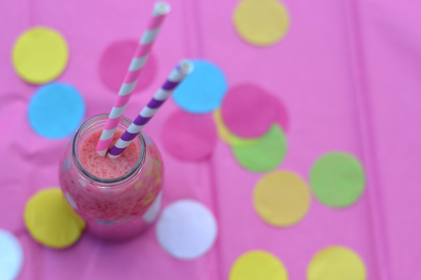 冰沙在一个古老的牛奶瓶图片下载