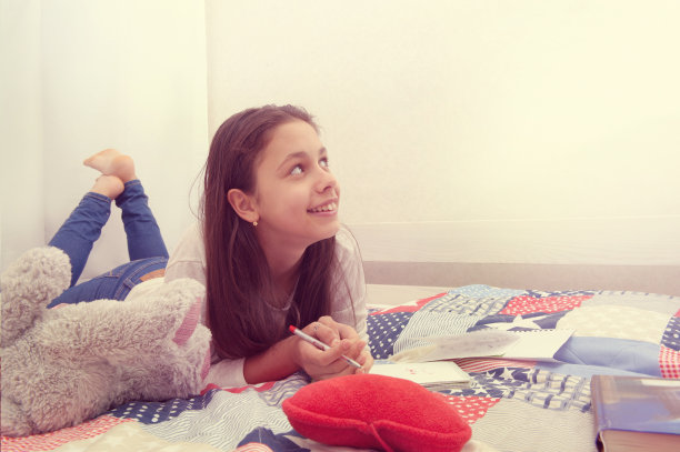 女孩躺写道。复古的风格图片下载