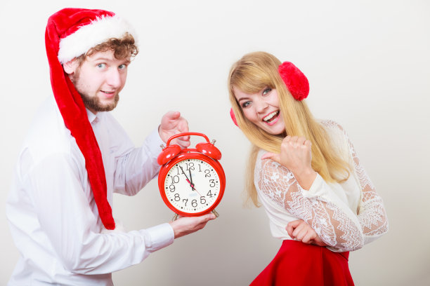 一对有闹钟的幸福夫妇。图片下载