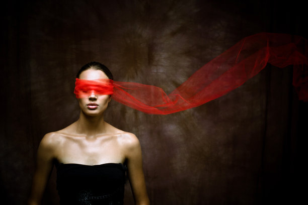 黑发美人，眼睛系着红丝带图片下载