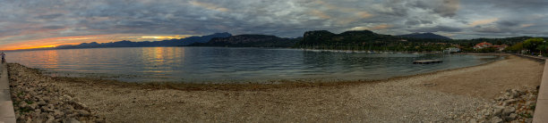 日落加尔达湖，山脉，帆船在意大利巴尔多里诺港图片下载