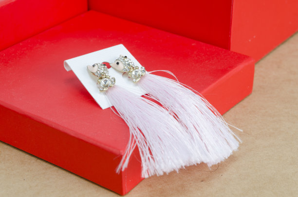 水晶耳环开出盒子图片下载