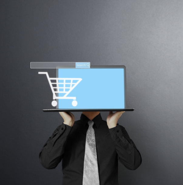 男子在对面展示笔记本电脑图片下载