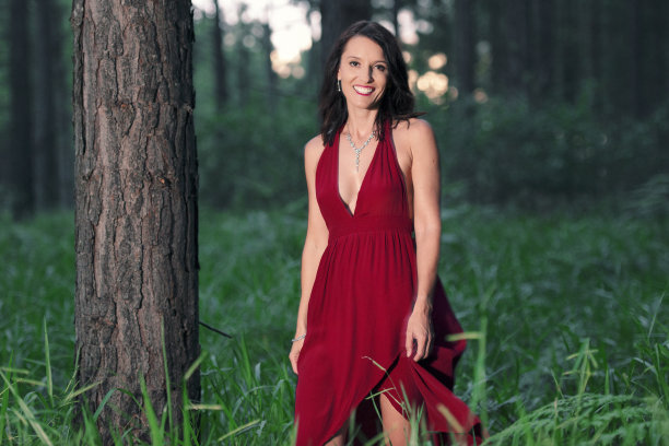 森林中的女人图片下载