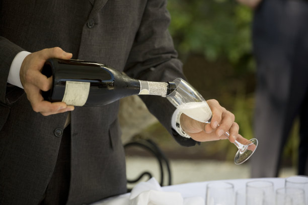 倒香槟泡沫图片下载