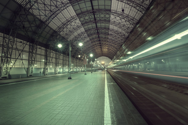 高速列车驶离车站图片下载