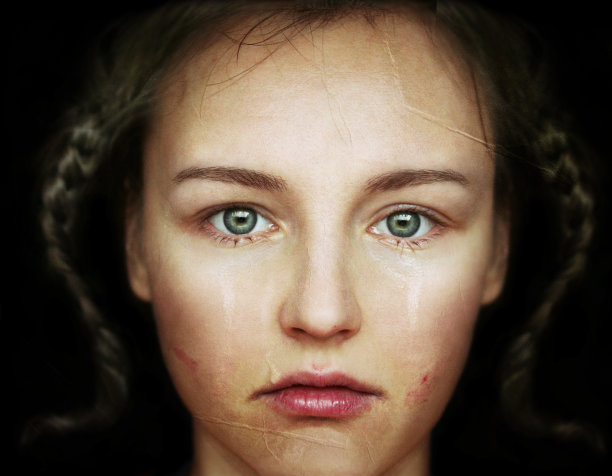 哭泣的女孩图片下载