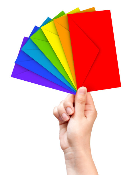 彩色信封在女手上孤立白色图片下载