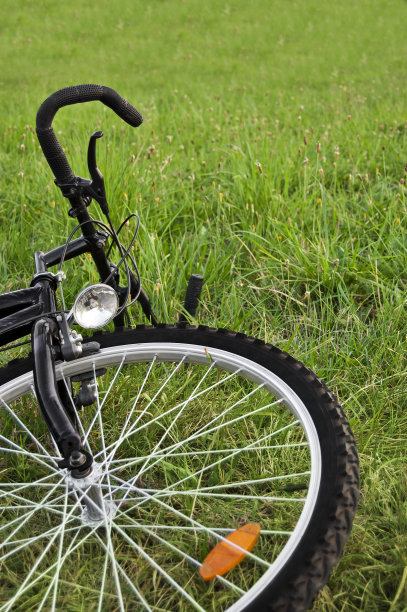 自行车车轮靠近草地背景图片下载
