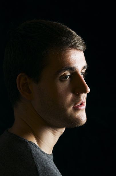 年轻人的肖像在黑色图片下载