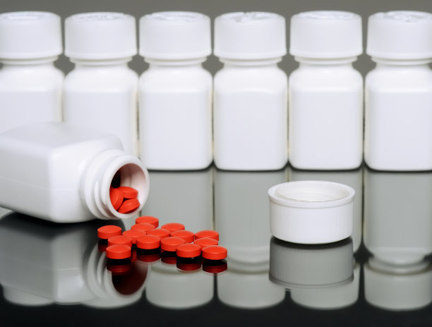 反光表面上的药片和瓶子图片下载