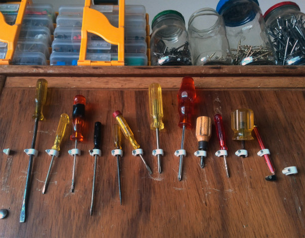 近距离观察安装在木柜子上的螺丝刀图片下载