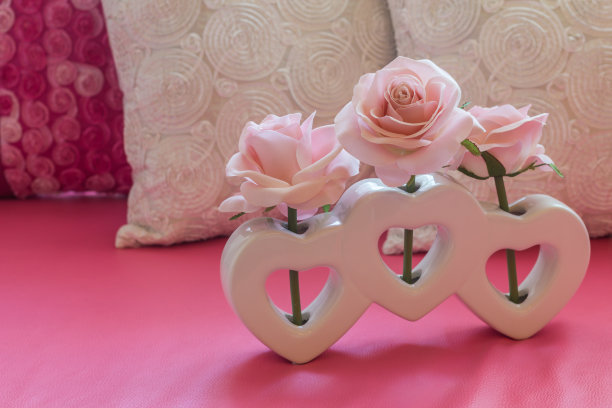 粉红色玫瑰花心型花瓶图片下载