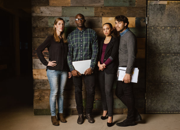 年轻的专业人士站在一起的肖像图片下载