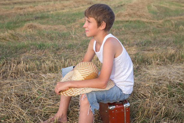 希望和等待的少年的肖像图片下载