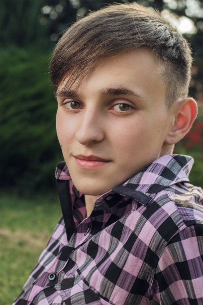 公园里年轻英俊男子的肖像图片下载