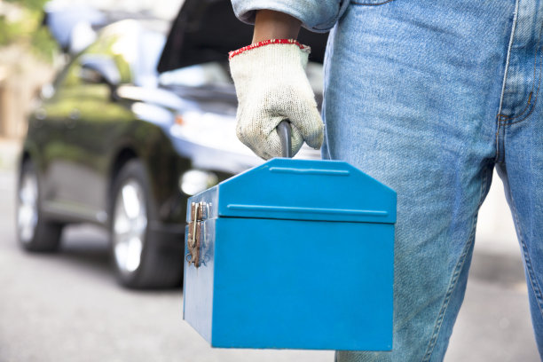 汽车技师站在车辆前图片下载