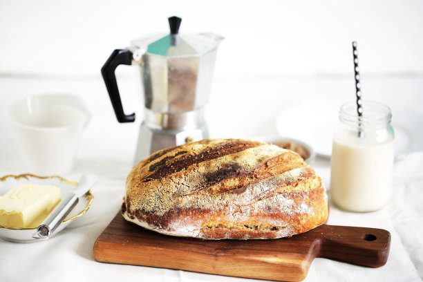 纯天然全麦酸面包，黄油，杏仁奶，咖啡图片下载