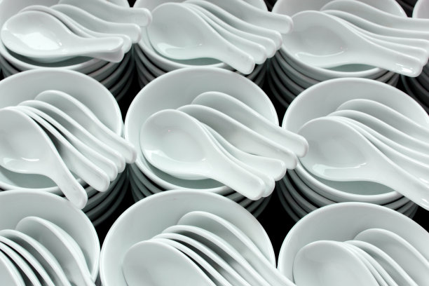 陶瓷白色碗和勺子图片下载