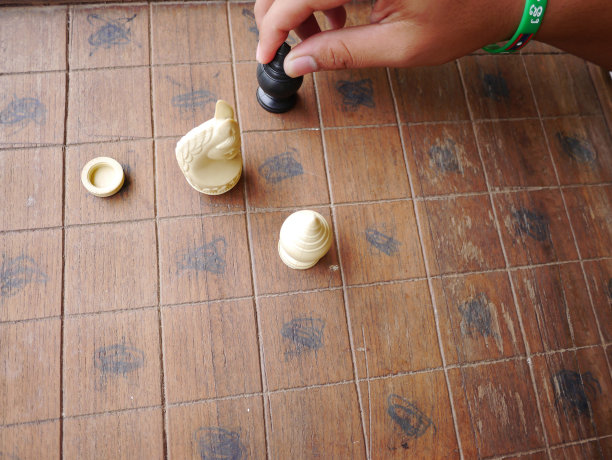 木板上的泰国象棋。图片下载